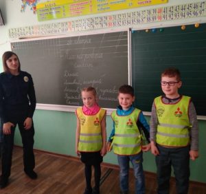 Ось чому школярі Ужгорода обов’язково мають одягати світловідбиваючі жилети (Фотофакт)