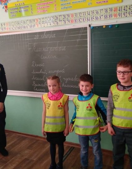 Ось чому школярі Ужгорода обов’язково мають одягати світловідбиваючі жилети (Фотофакт)
