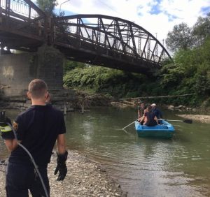 Запобігти краще, ніж потім ліквідовувати: рятувальники Хустщини розчищають підмостові опори (фото)