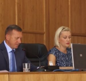 На скандальній сесії Ужгородської міськради вчергове дерибанили майно та землю