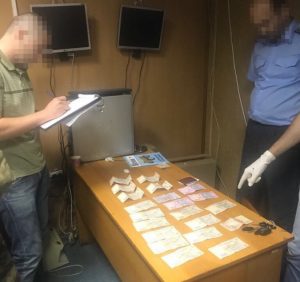 До 5 років позбавлення волі засуджено вже колишнього заступника начальника митного посту “Вилок” за отримання 5 тис грн хабара