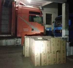 Закарпатські митники виявили приховані 38 000 пачок цигарок у вантажівці