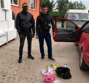 В Ужгороді суддя відпустив свого родича-наркоторговця зі спільниками під заставу (відео)