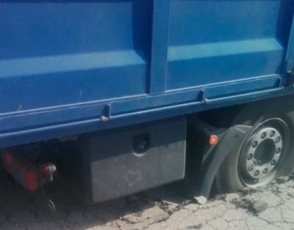 В Україні набув чинності закон про штрафи за руйнування доріг фурами (відео)