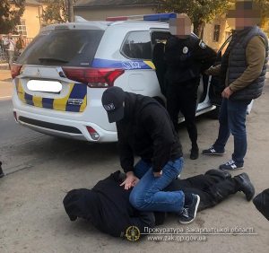 На Закарпатті викрито заступника керівника Перечинського відділення поліції при отриманні 3 000 дол США і 5 000 грн хабара (відео)