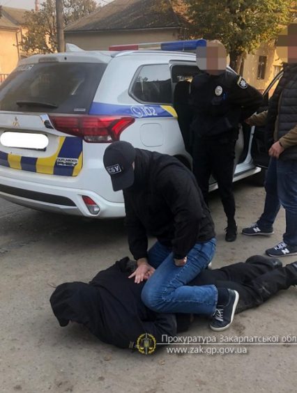 На Закарпатті викрито заступника керівника Перечинського відділення поліції при отриманні 3 000 дол США і 5 000 грн хабара (відео)
