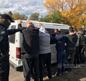При спробі переправлення групи нелегальних мігрантів до ЄС, на Закарпатті затримали чотирьох переправників