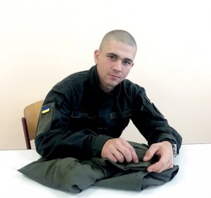 Строковик-кравець з Ужгорода мріє після завершення служби відкрити власне ательє