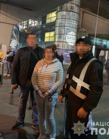 Правоохоронці повернули до України підозрювану у злочині, яка переховувалася у Чехії