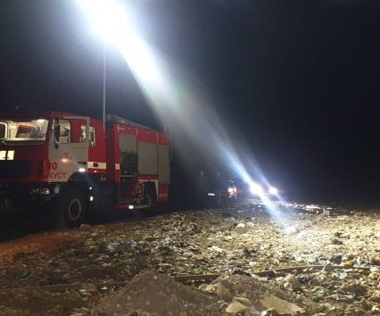 Хустські рятувальники вже добу ліквідовують пожежу на стихійному сміттєзвалищі біля селища Вишково (фото)