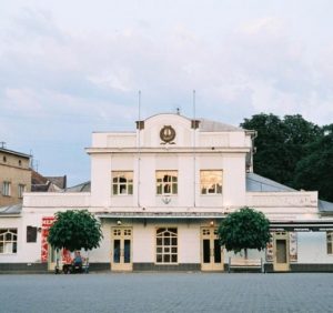 В історичній будівлі театру ляльок хочуть незаконно облаштувати громадську вбиральню