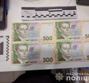 Поліція Ужгорода оперативно встановила осіб, які розрахувались за мобільний телефон фальшивими купюрами