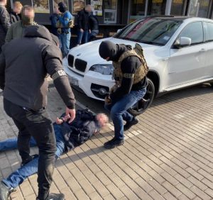 В Ужгороді прокуратура скоординувала спецоперацію по затриманню рекетира з Російської Федерації