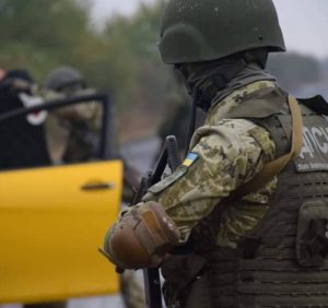 Іноземець-контрабандист намагався завадити прикордонникам у перевірці його авто