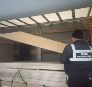 Вантажівку з ймовірно важкими наркотиками затримали прикордонники в пункті пропуску “Ужгород”
