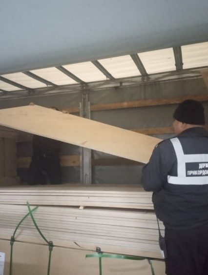 Вантажівку з ймовірно важкими наркотиками затримали прикордонники в пункті пропуску “Ужгород”