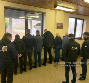 Переполох на МП «Малий Березний»: силовики поклали «обличчям в підлогу» прикордонників і митників (фото)