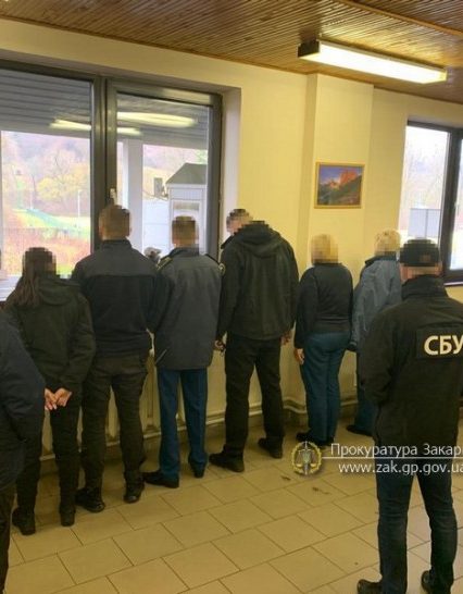 Переполох на МП «Малий Березний»: силовики поклали «обличчям в підлогу» прикордонників і митників (фото)