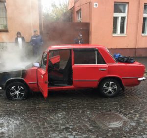 Виноградівські надзвичайники врятували автомобіль від повного знищення вогнем
