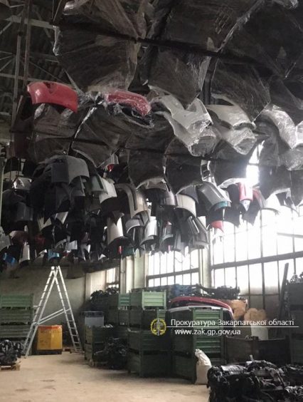На Закарпатті викрито склад із дороговартісними автозапчастинами, які реалізовувались через інтернет без сплати податків і митних платежів