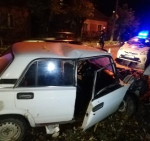В Ужгороді таксі з пасажиром влетіло у дерево через відкритий каналізаційний люк (фото)