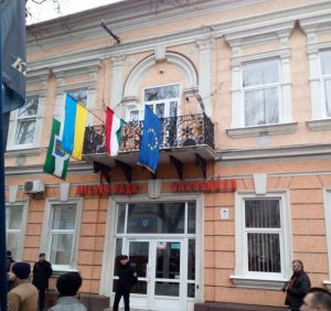 Будапешт вимагає створення угорського анклаву з центром у Берегові