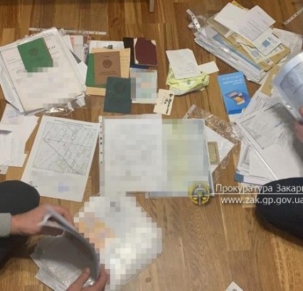 Правоохоронці викрили закарпатця, який за 150 Євро незаконно виготовляв підроблені паспорти громадян Румунії
