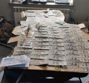 На Закарпатті інтернет-магазин автозапчастин підозрюють в ухиленні від сплати податків та митних платежів (фото)