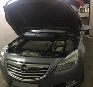 Закарпатські митники вилучили «OPEL INSIGNIA» через приховані в ньому «Marlboro»