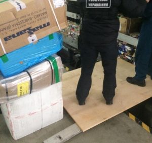 Незаконному переміщенню брендового одягу та взуття під виглядом макулатури завадили прикордонники в Ужгороді