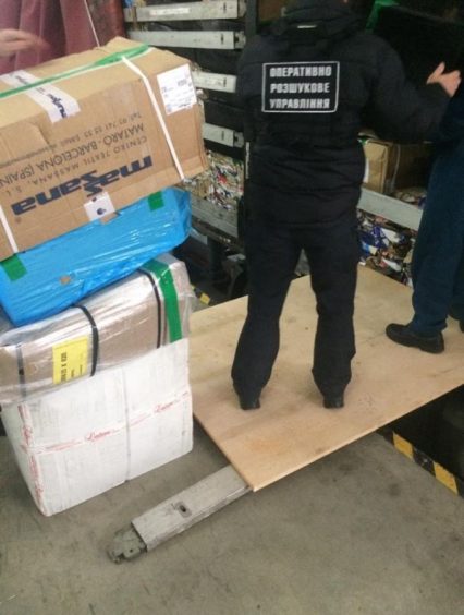 Незаконному переміщенню брендового одягу та взуття під виглядом макулатури завадили прикордонники в Ужгороді
