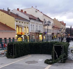 Куплена ужгородською мерією за майже півмільйона гривень новорічна арка довго не простояла (ФОТОФАКТ)