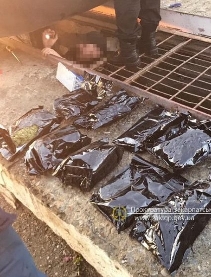 Прокуратура затвердила обвинувальний акт іноземцю, який контрабандою спробував вивезти до Європи більше 2 кг марихуани