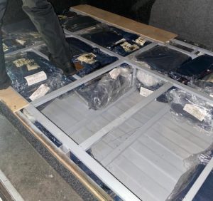 Тюнінг по-закарпатськи: у подвійному днищі мікроавтобуса прикордонники знайшли сховок з одягом (фото)