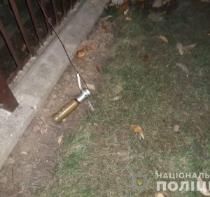 Новорічний «феєрверк»: в Мукачеві невідомий вистрілив по будинку з гранатомету (фото)