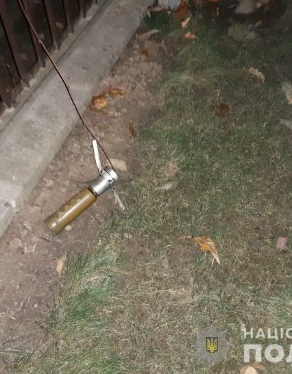 Новорічний «феєрверк»: в Мукачеві невідомий вистрілив по будинку з гранатомету (фото)