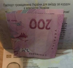 За прискорений пропуск мікроавтобуса прикордонникам пропонували хабар