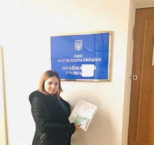 Батьки учнів Мукачівської школи №10 просять у Президента підтримки через незаконне звільнення директора