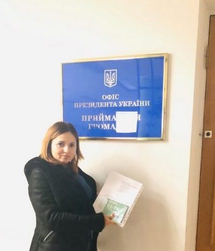 Батьки учнів Мукачівської школи №10 просять у Президента підтримки через незаконне звільнення директора