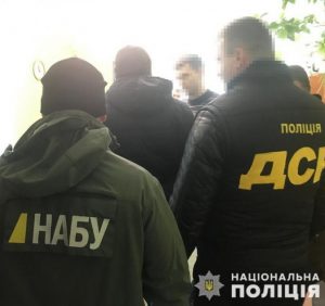 Викритому у хабарництві голові райсуду Закарпаття повідомили про підозру