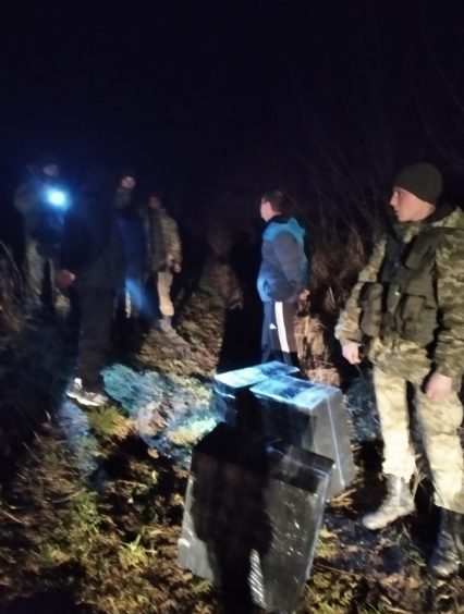 На Закарпатті поблизу кордону затримали групу контрабандистів з сигаретами
