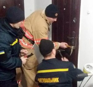 Міжгірські рятувальники визволили дітей із замкненої квартири