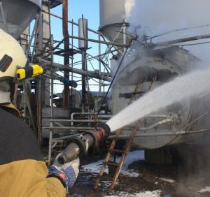 В Ужгороді рятувальники ліквідували пожежу на підприємстві (фото)