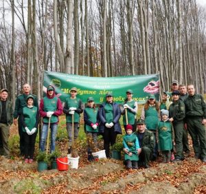 Воловецькі лісівники залучають школярів до лісових робіт