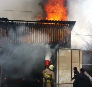 У Міжгір’ї рятувальники ліквідували пожежу в автомайстерні (фото, відео)