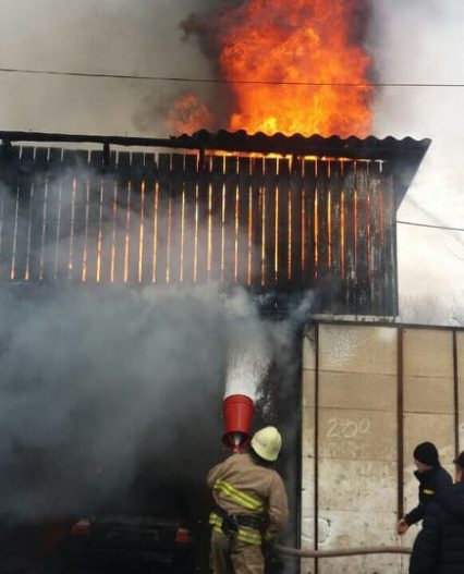 У Міжгір’ї рятувальники ліквідували пожежу в автомайстерні (фото, відео)