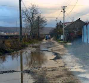Вулиця Канальна в Ужгороді: гумові чоботи і запрошення керівництва міста на «відкриту екскурсію» (відео)