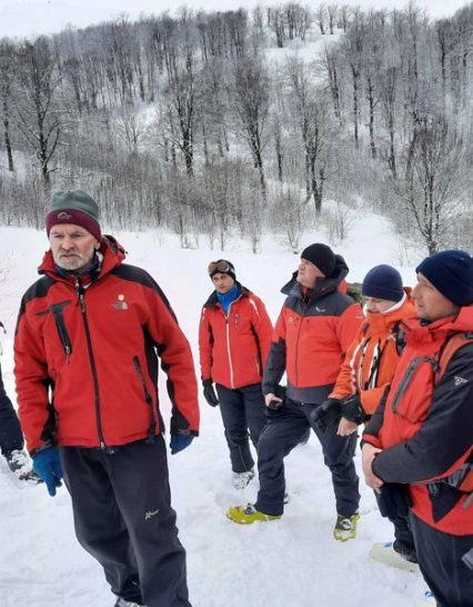 На Міжгірщині гірські рятувальники вчилися шукати людей у лавинах (фото)