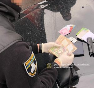 Правоохоронці викрили двох поліцейських при отриманні неправомірних вигод
