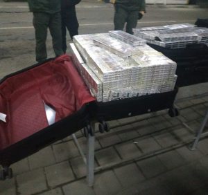 Дипломат з мамою і вагітною дружиною намагався провезти контрабанду в ЄС (фото, відео)